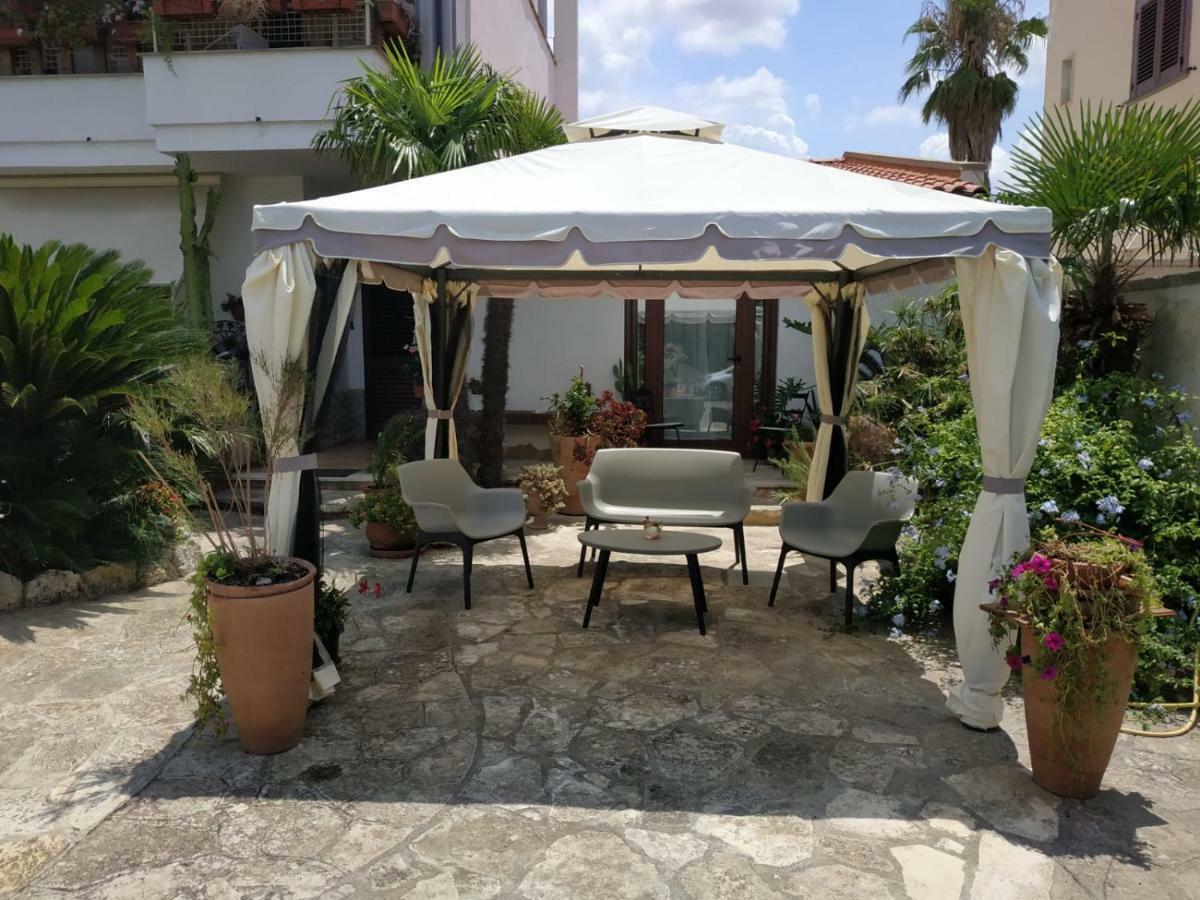 B&B Tra I Mari Del Salento Lecce Exterior foto